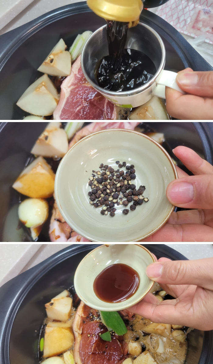수육 재료와 콜라가 담긴 냄비에 간장, 통후추, 매실 원액을 차례대로 넣고 있다.