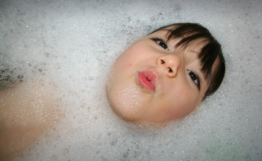 거품 목욕하는 아이