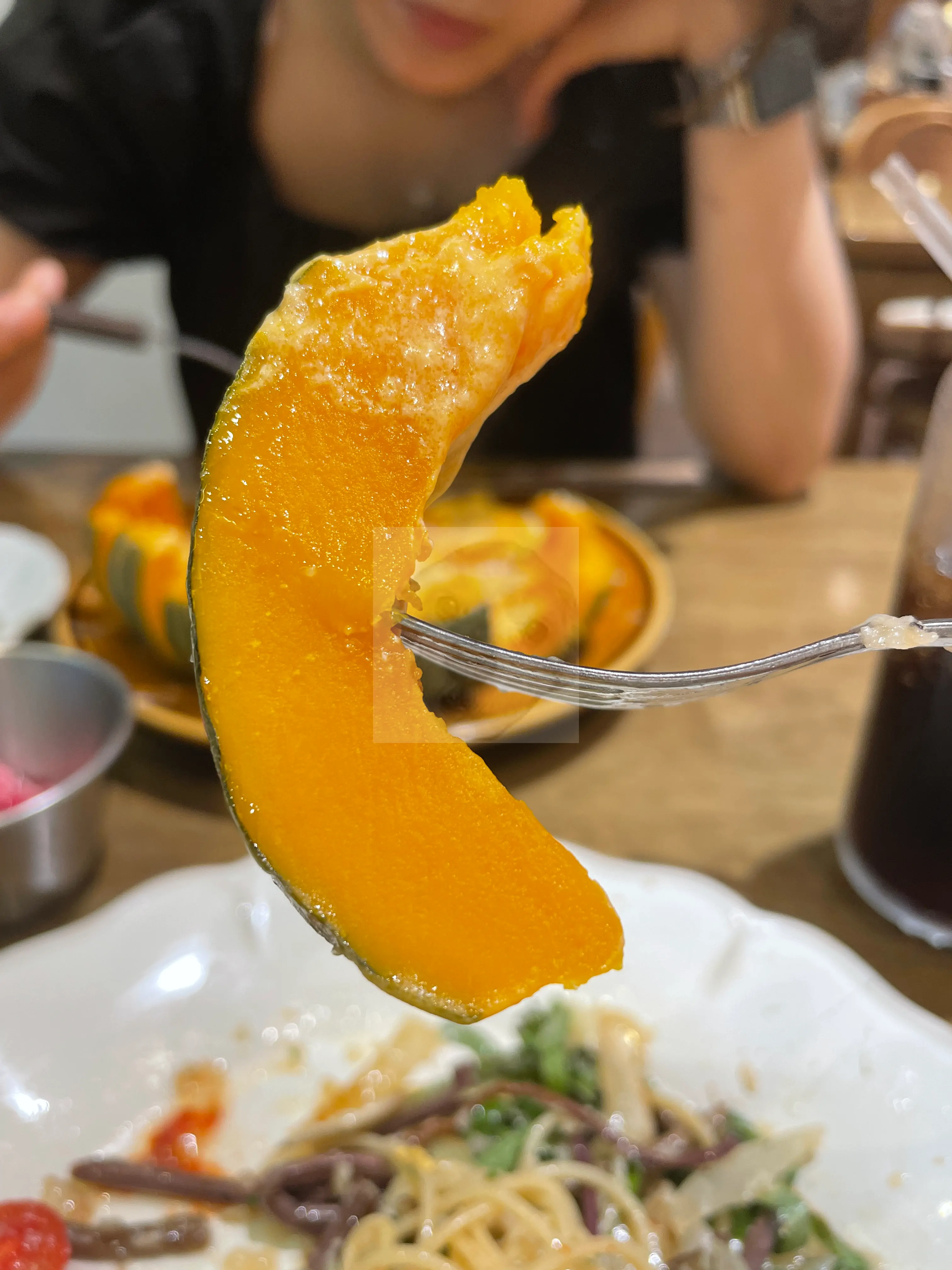 단호박 파스타를 잘라서 먹는 사진