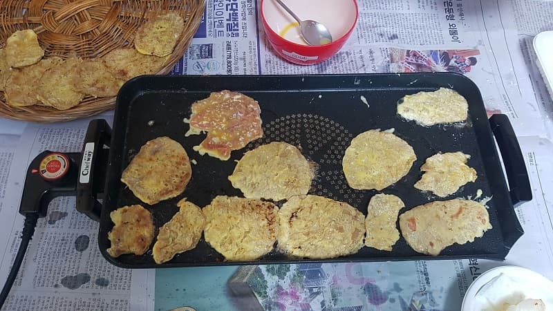 계란물입힌 소고기를 팬에 굽는 모습