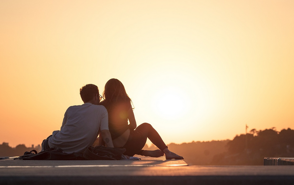 건물 옥상, 발밑이 아닌 하늘을 보는 자리