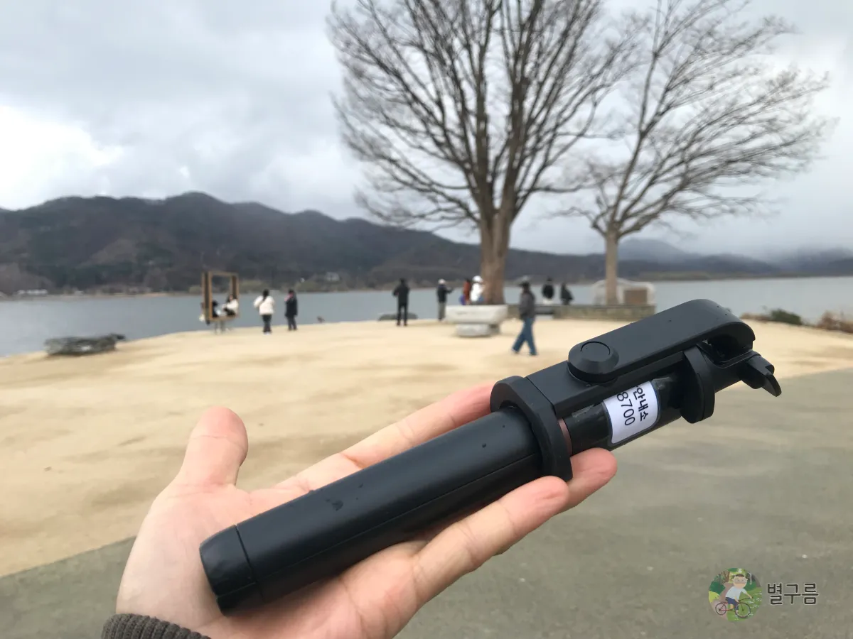 두물머리-관광안내소-셀카봉-손에-들고있다