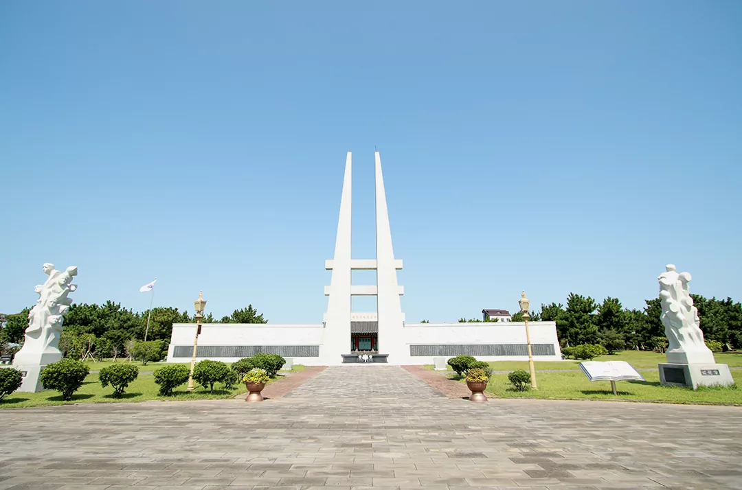 제주 항일 정신의 성지인 조천만세동산(제주항일기념관)의 웅장한 전경 사진.