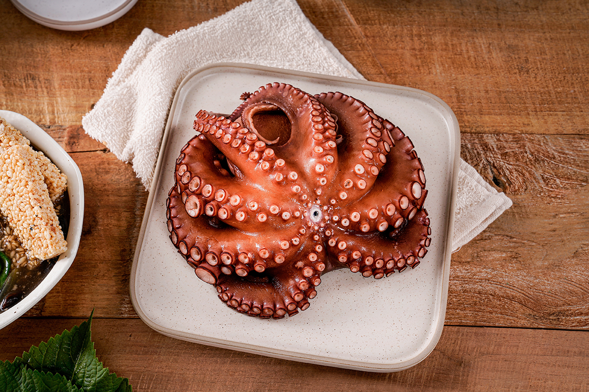 싱싱한 문어는 종류 불문하고 데쳐서 숙회로 먹거나 초회 및 샐러드, 보쌈과 삼합, 전골, 해물탕 등 다양한 요리에 쓰입니다.