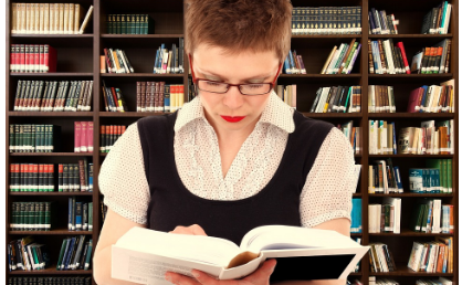 사진1- 부업은 정보력이 생명, 책을 보고 정보를 찾고 있는 사람