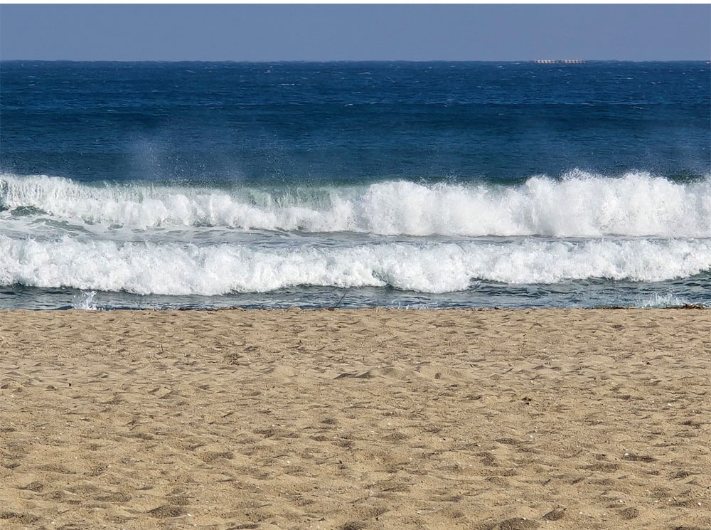 바람 때문에 파도가 크게 부서지던 낙산해수욕장