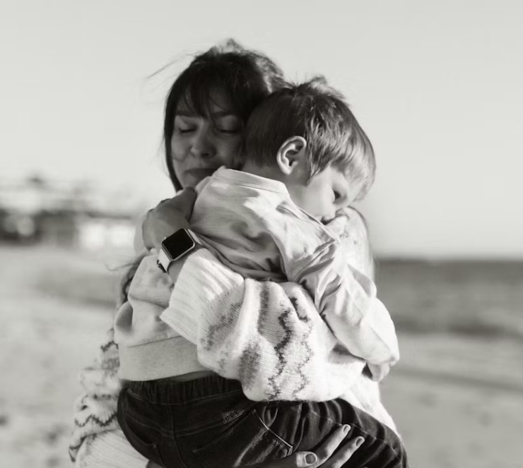 부모가 아이를 따뜻하게 안아주는 모습, 아이를 있는 그대로 받아들이는 수용적 태도를 상징