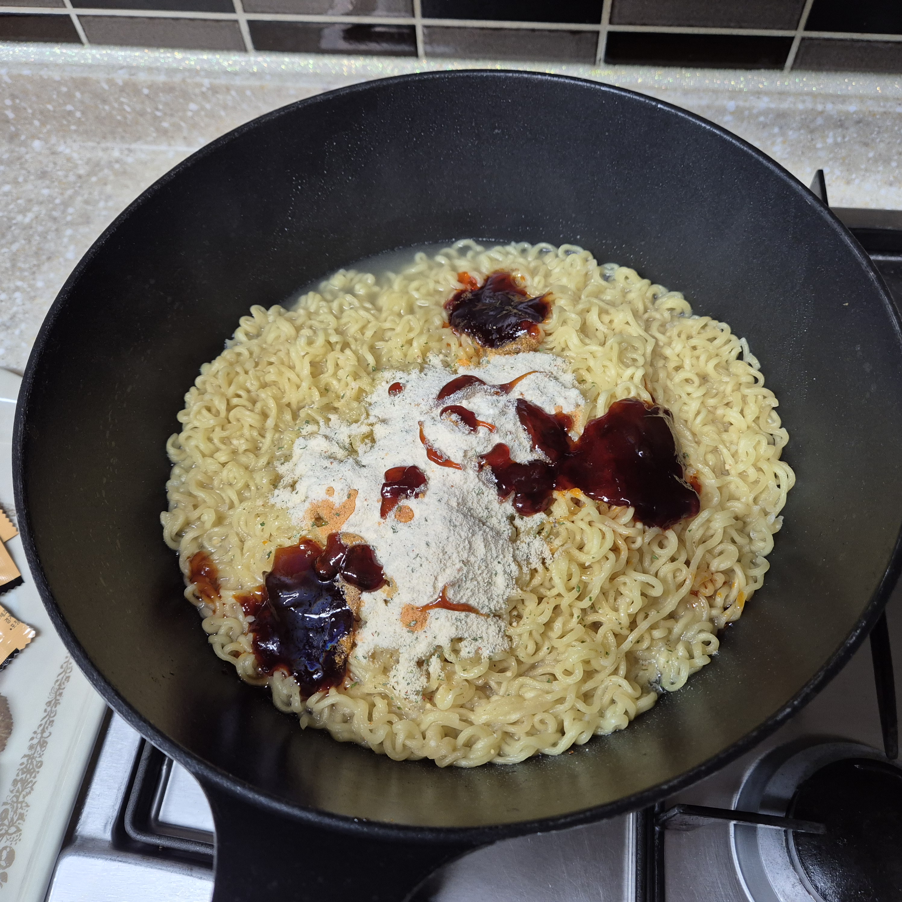 툼바라면 스프 2개를 한꺼번에 다 넣는다.