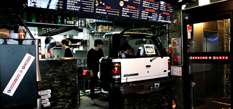 파킹인플레이트: 명동의 자동차 컨셉 피자 레스토랑