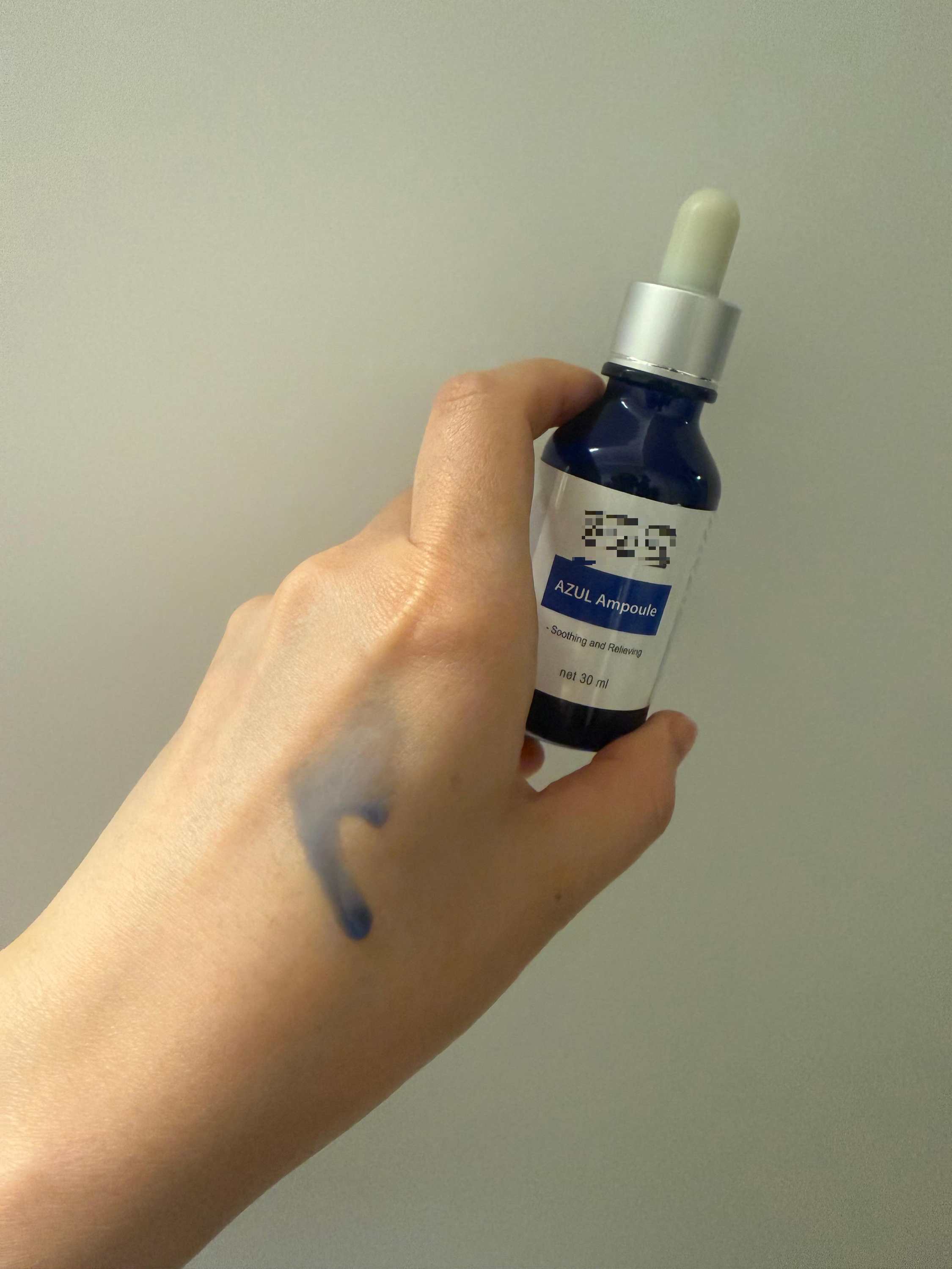 아줄렌 오일 손등 테스트 민감성 피부 보습 오일 사용 모습