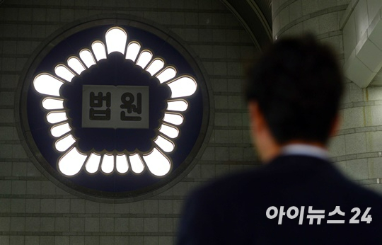 장모와 처제 등 명의 통장으로 내연녀에게 거액을 송금받아 쓴 혐의로 기소된 공무원이 2심에서 일부 무죄를 받았다. 위 사진은 기사 내용과 무관함. [사진=아이뉴스24 포토DB]