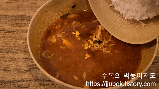 틈새라면-명동본점-밥-투입