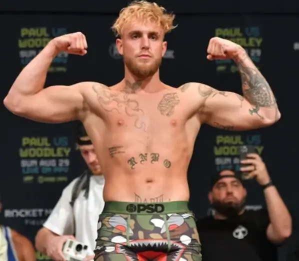 제이크폴-정면에서-포징하는-모습