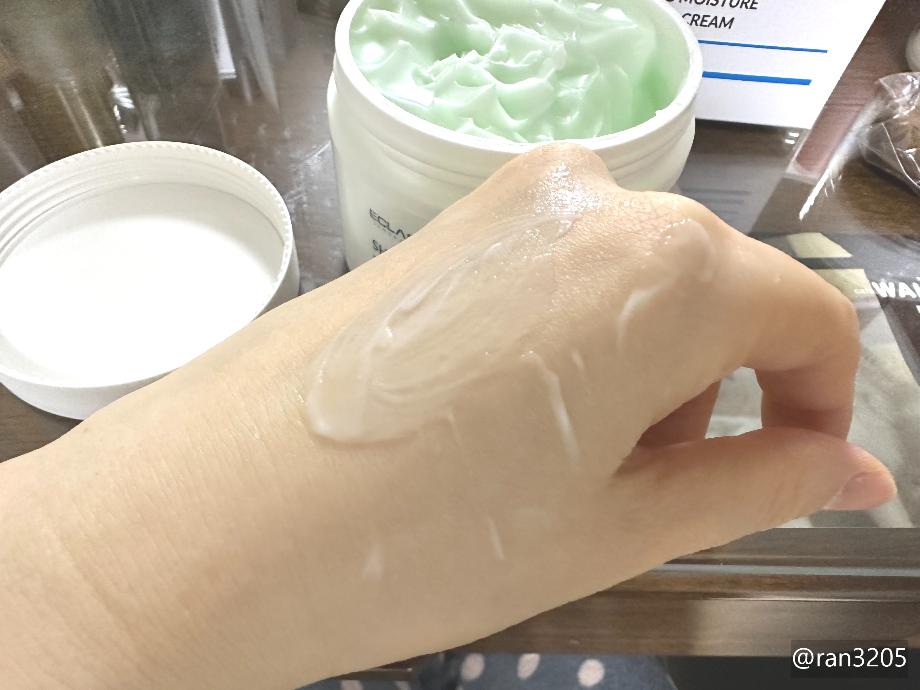 마사지 크림 손등에 펴바르기