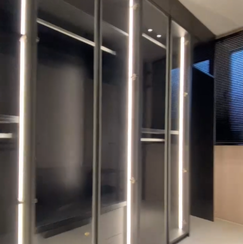 드레스룸, 들어가면 자동으로 불이 켜져서, 어두운 밤에도 편하게 옷을 갈아 입을수 있다