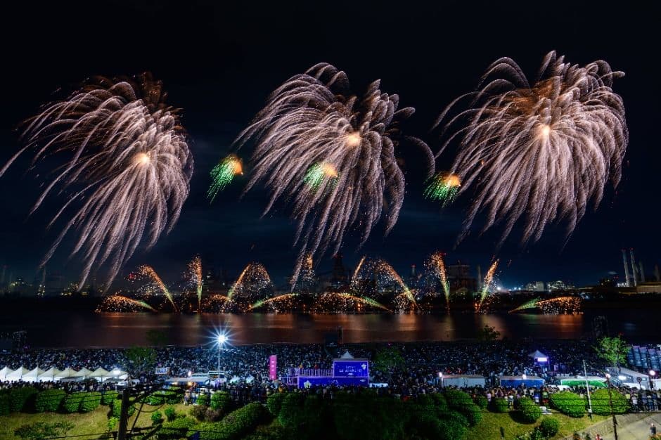 불꽃놀이 배경에 &lsquo;2025 포항국제불빛축제&rsquo; 텍스트가 포함된 썸네일