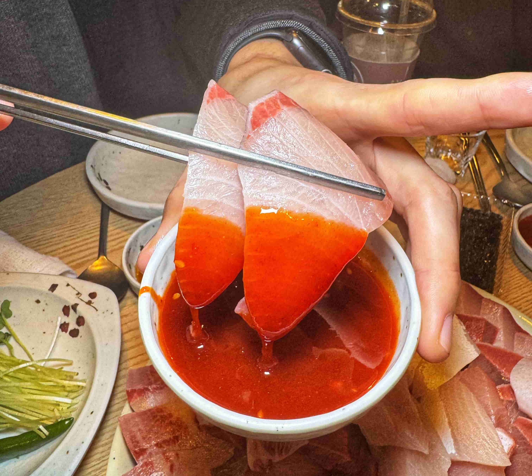 대방어 회를 초장에 찍어 먹는 사진