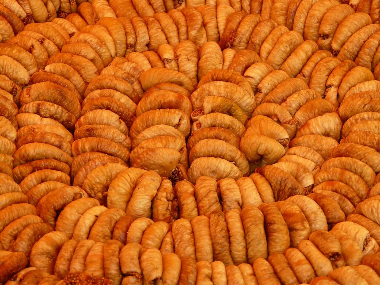 많은 말린 무화과