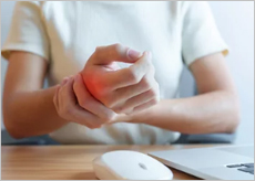 관절통증으로 힘들어 하는 사람들 이미지