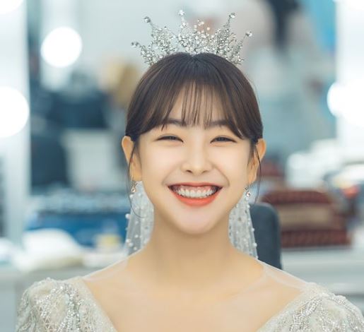 배우-고원희-웨딩드레스-입고-웃는-사진