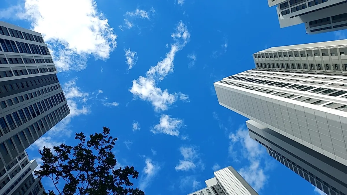 파란하늘과-푸른나무가-보이는-신축아파트단지