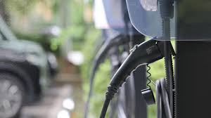 트럼프의 전기차 보조금 환경 변화-충전중인전기차