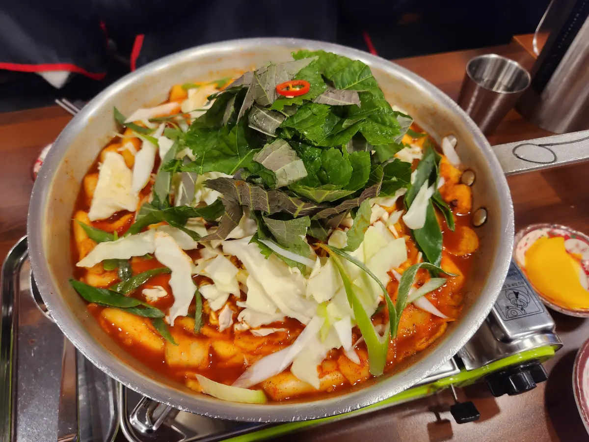 또보겠지떡볶이-가득한-깻잎-야채-양배추-대파-떡사리-오뎅-쫄면-라면