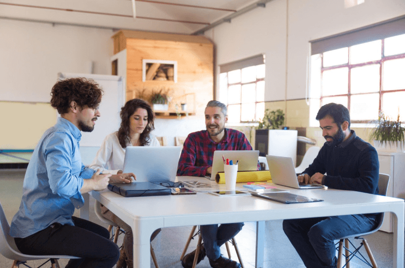 사무실에서 회의 중인 사람들