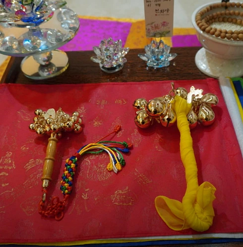 노란색 손잡이 방울