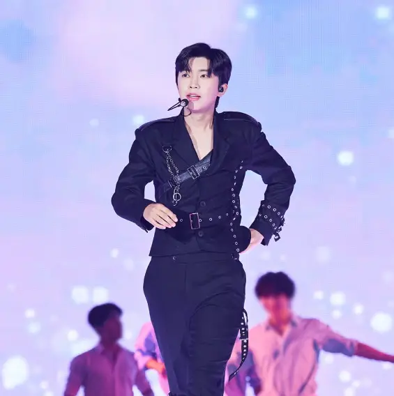 임영웅- 검은색 쟈켓과 검은색바지를 입고 앞으로 걸어가며 노래하고 있는 임영웅