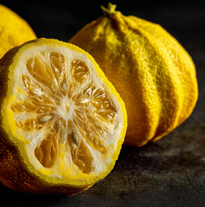 도마위 유자를 썰어놓은 단면
