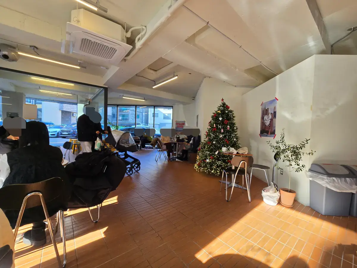 샬로우커피 내부 전경