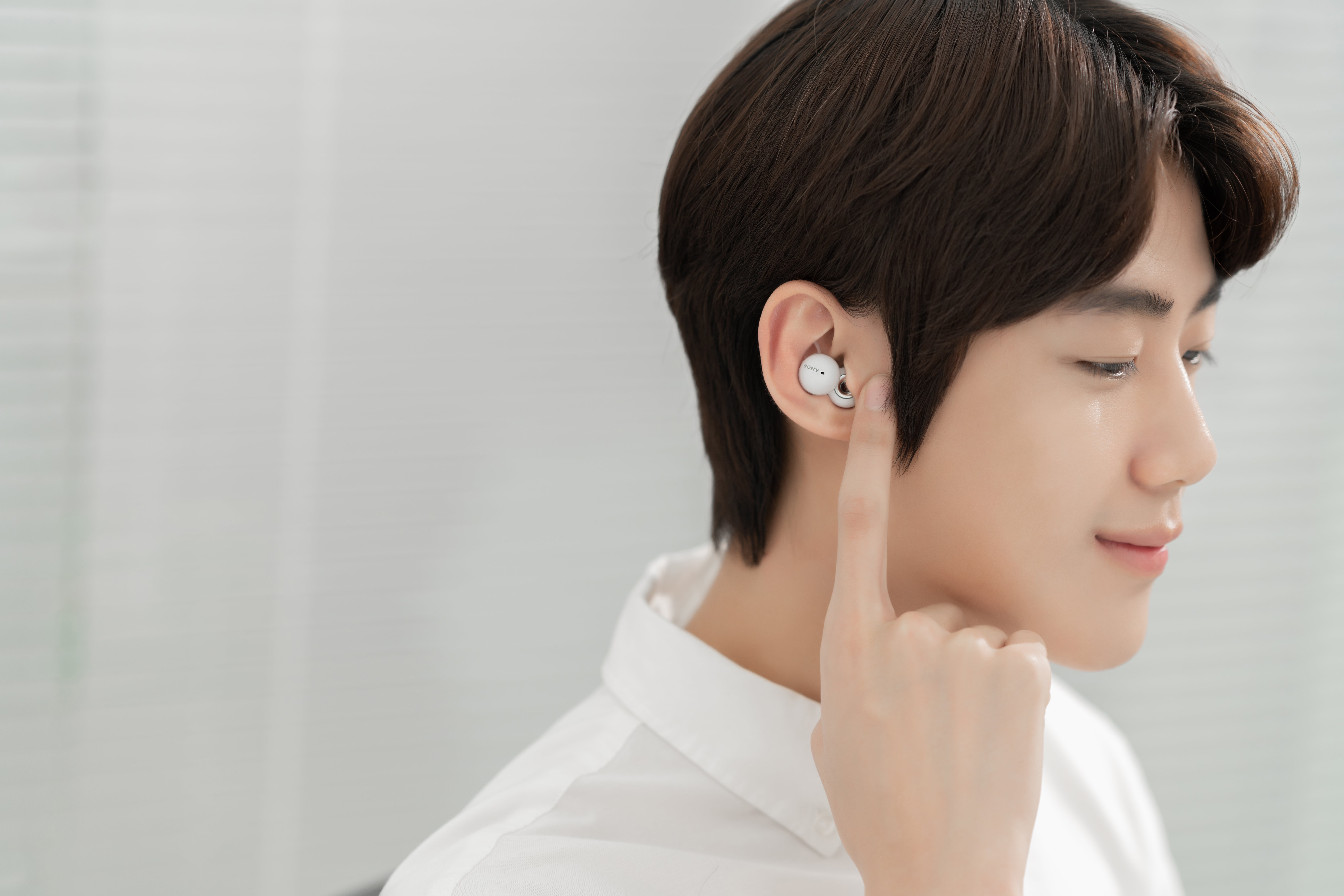 LinkBuds의 탭 센서를 터치하는 모습