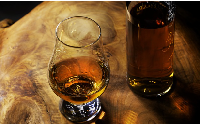 술잔에 차있는 술 사진