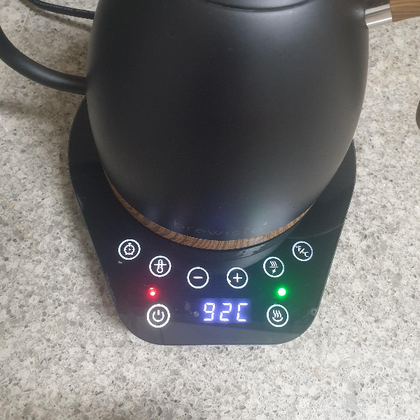브뤼스타 드립포트. 92℃를 표시하고 있다.
