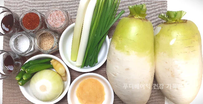 슬로우-발효-깍두기-재료들-무2개-소금-조청-고춧가루-새우젓-멸치액젓-마늘-생강-양파-대파-청양고추-부추
