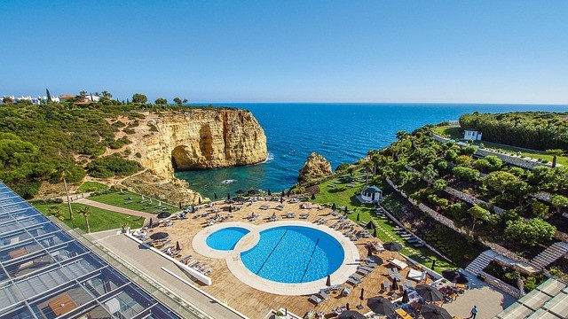 수영장과 바다가 보이는 럭셔리 호텔