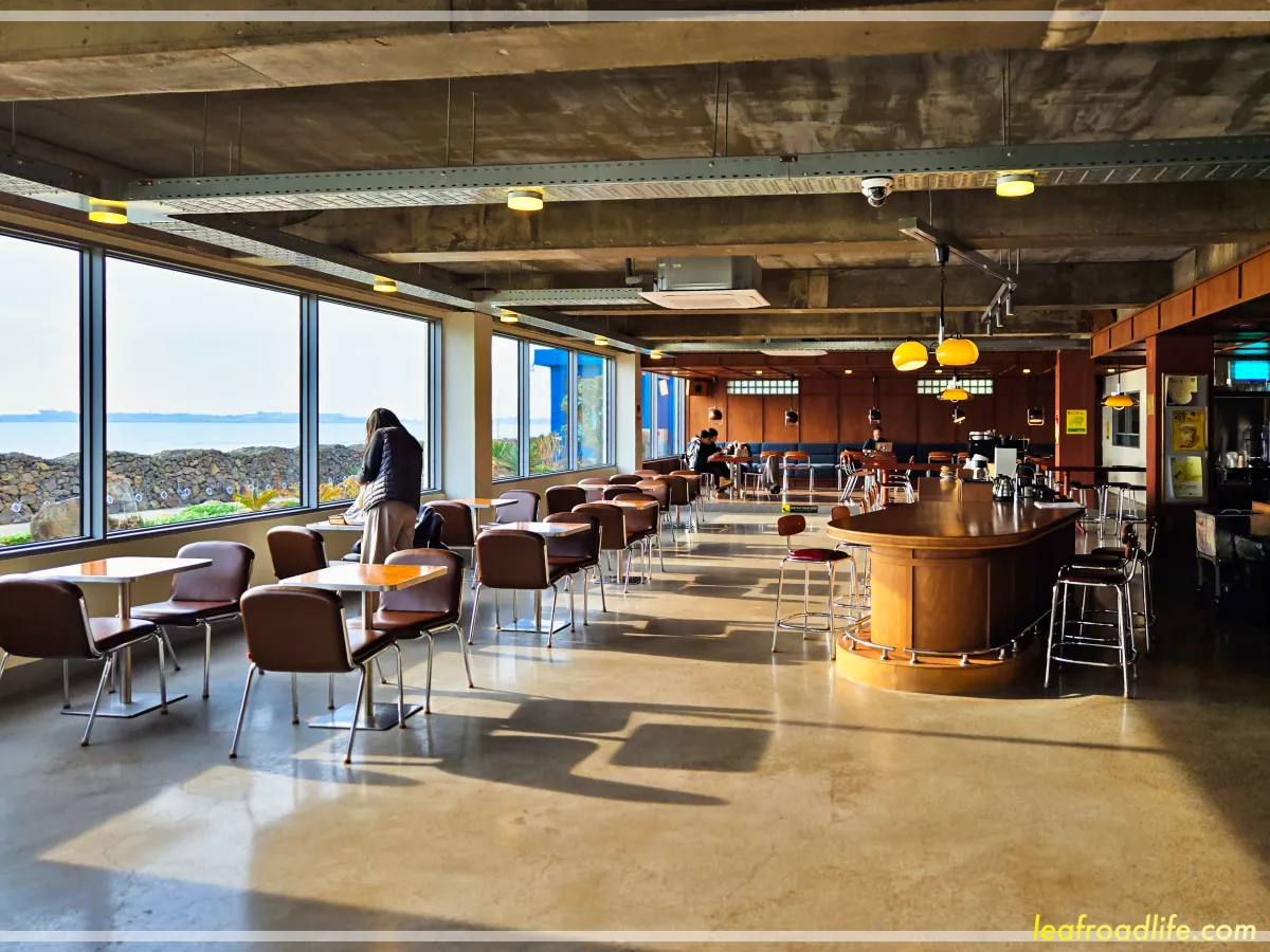 프릳츠-카페-제주-성산점-넓은-가게-모습