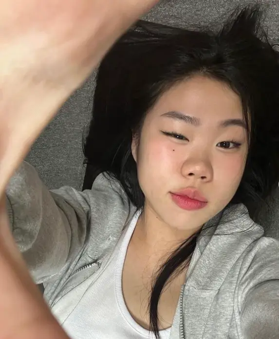 싱어게인3- 회색 가디건 흰색티릉 입고 누워있는 46호