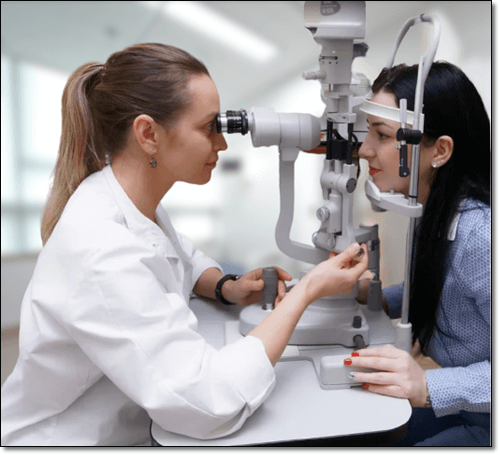 눈 검사하는 여성