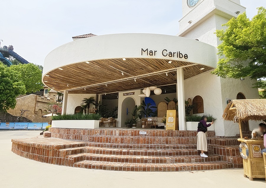 뒤쪽에 커다란LED가 있어 외국 해변이 나오는 포토존