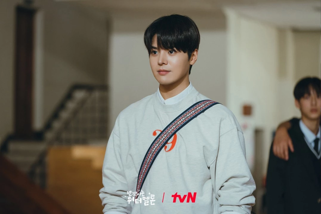 맨투맨을-입고-있는-남자-반짝이는-워터멜론