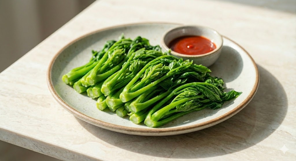 식초의 유기산이 두릅 속 비타민 C 파괴를 막고 사포닌의 쓴맛을 중화하여 영양소 보존과 소화 흡수를 돕는 두릅 초회