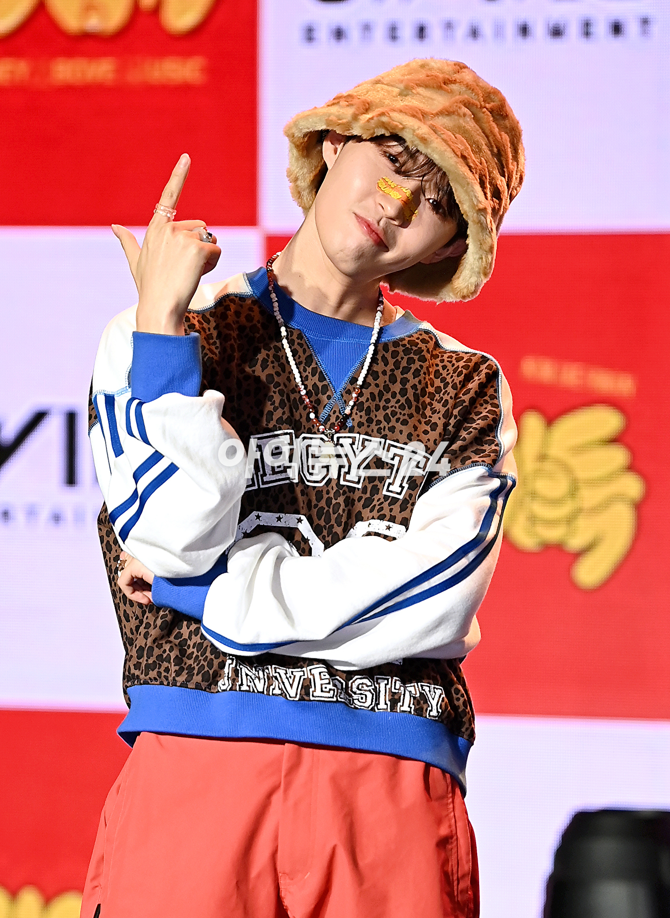 가수 김재환이 20일 오후 서울 강남구 일지아트홀에서 열린 여섯 번째 미니앨범 'J.A.M(잼) 발매 기념 미디어 쇼케이스에서 포토타임을 갖고 있다. [사진=곽영래 기자]