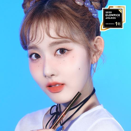 아이라이너를 들고 포즈를 취한 모델