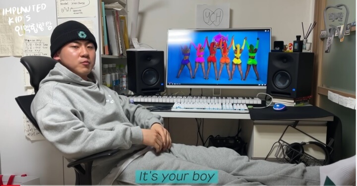 임플란티드-키드-작업실-컴퓨터-앞에-앉아-있는-사진