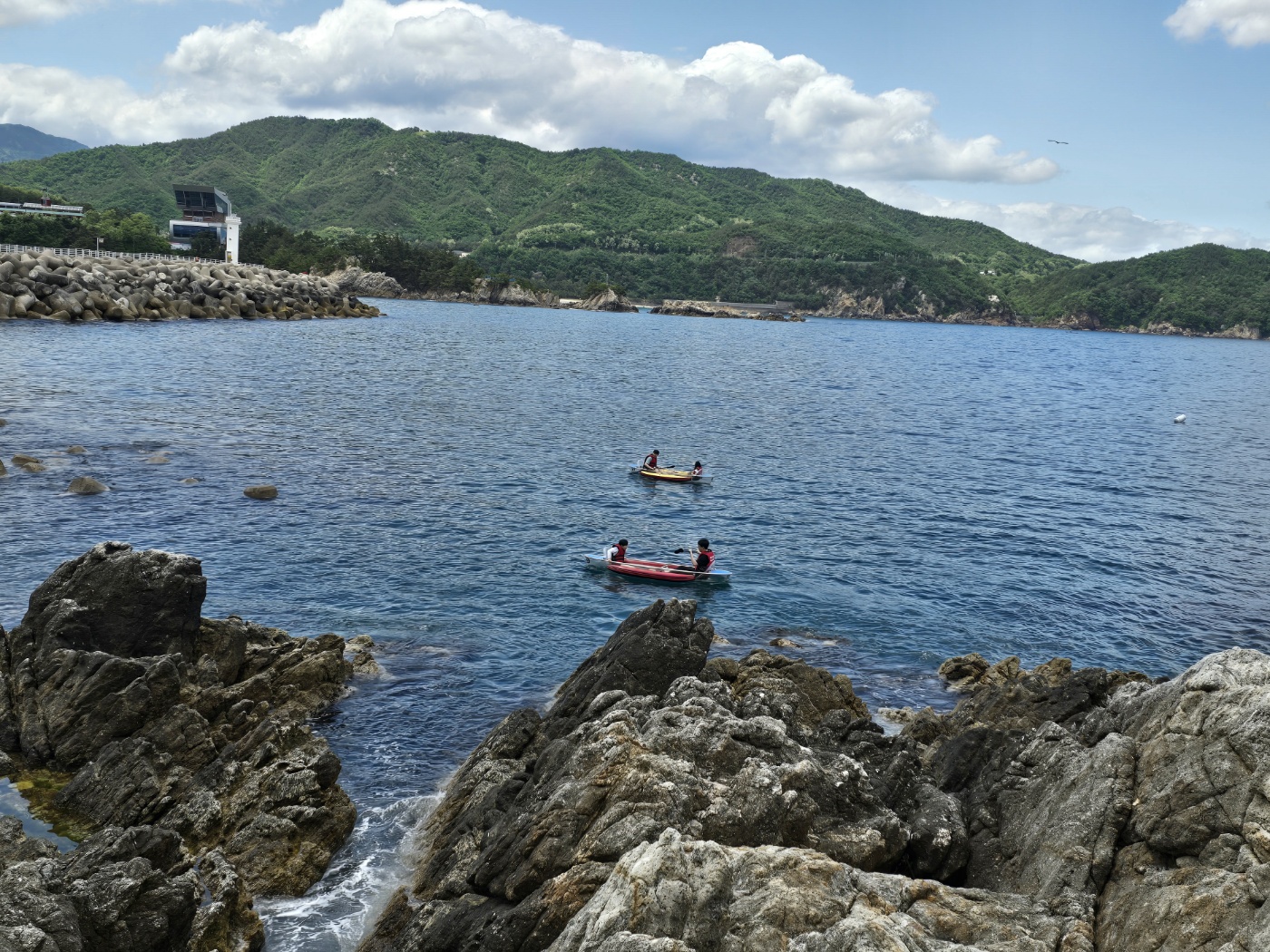 바다멀리까지 탈 수 있어요