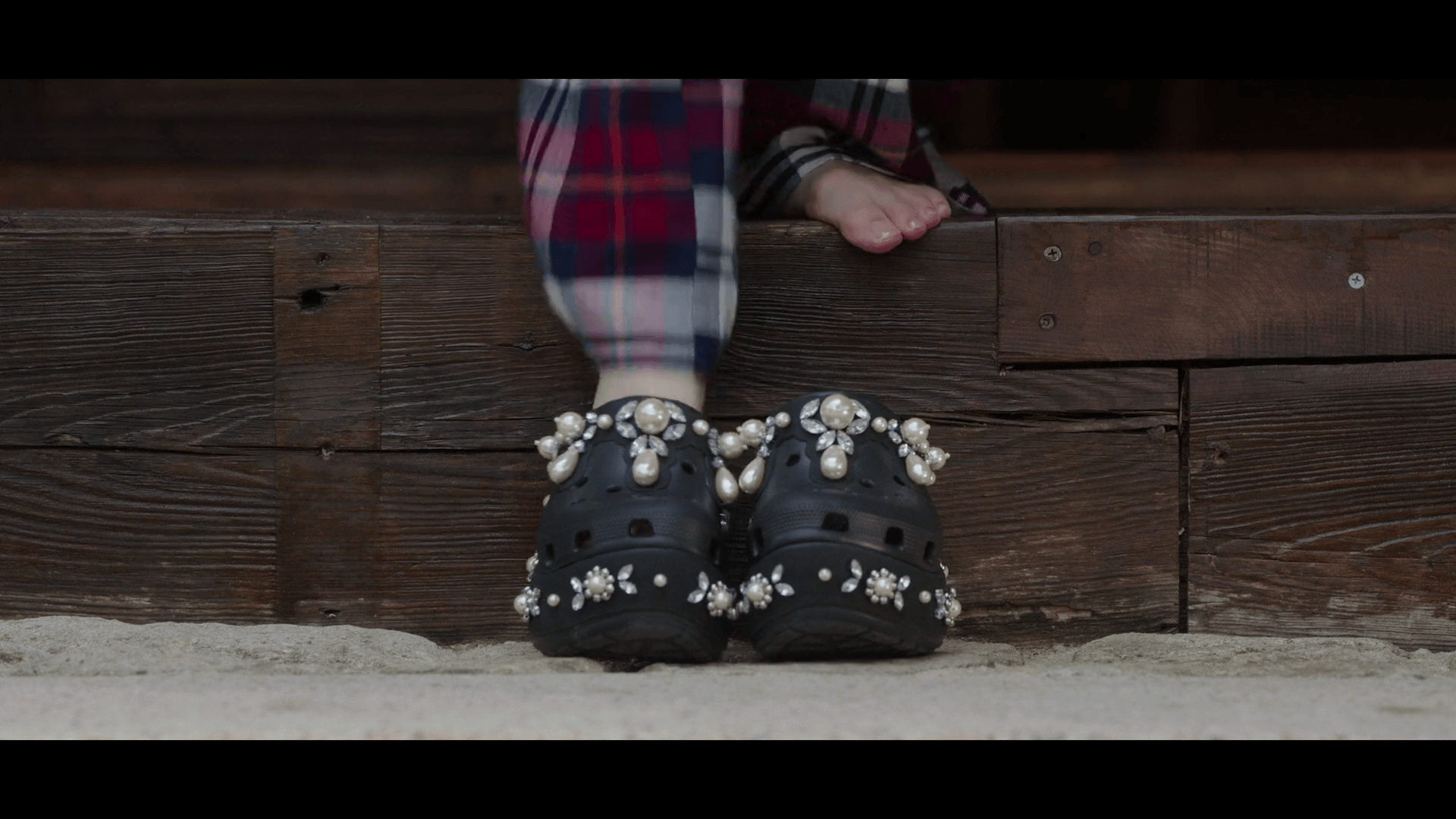 다양한 지비츠 참으로 커스텀 된 세련된 아이유 크록스 착용 샷