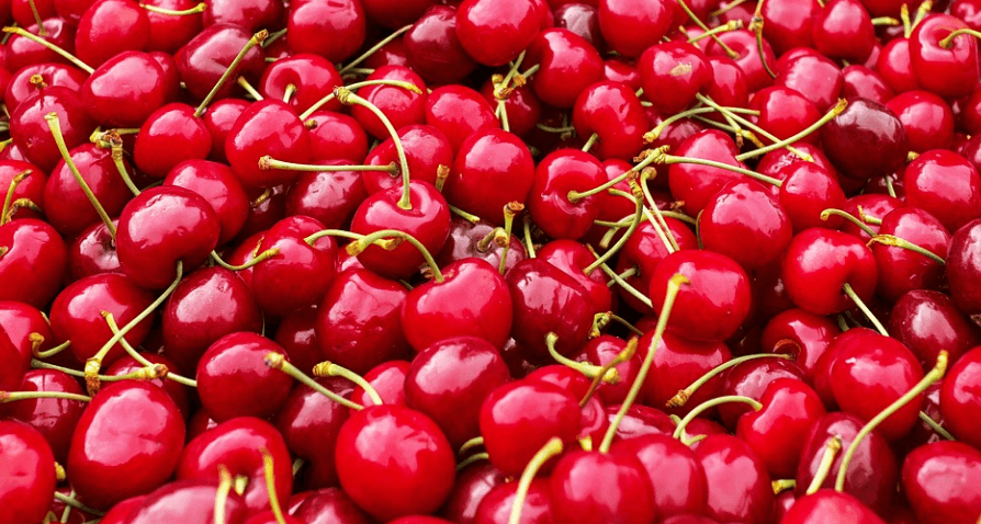 과일 체리가 쌓여 있다