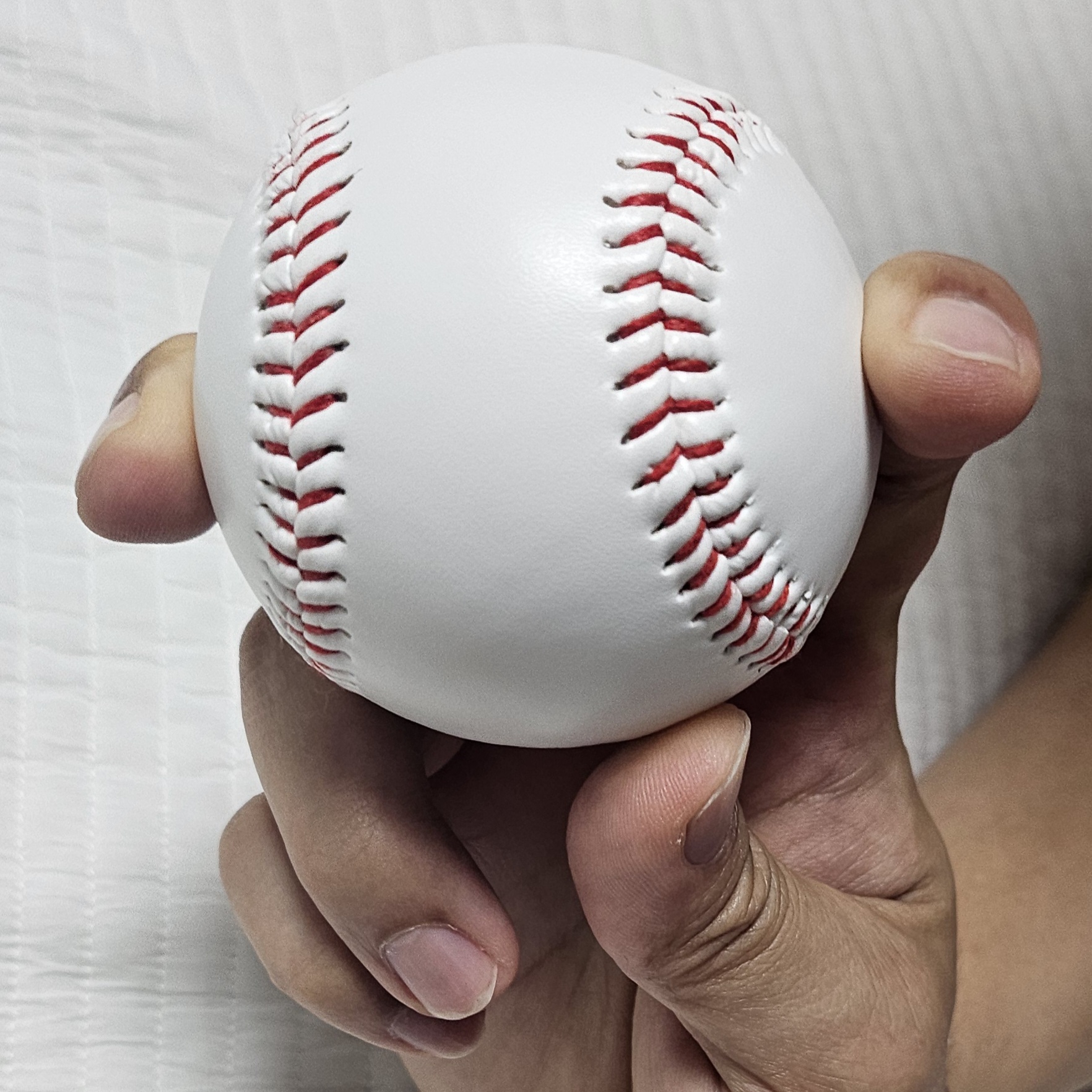 포크볼 그립 잡는 법 공 중간을 가로질러 중지와 검지 두번째 마디에 힘을 주어 포크처럼 공을 찝는다.